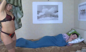 Мамашка села на хуй спящего сына