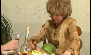 Парень красиво жахнул пьяную милфу в доме