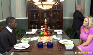 Негр делает кунилингус русской матюрке