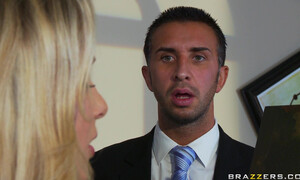 Молодой араб трахает зрелую художницу с большими сиськами