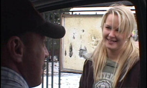 Зрелая без проблем обслужила пиздой и ртом два члена