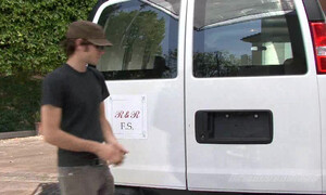 Рыжая женщина с пышной попой трахается с парнем в машине