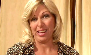 Зрелая получила в жопу большой член молодого парня