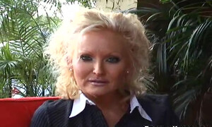 Ненасытная бабка сидит пиздой на пенисе