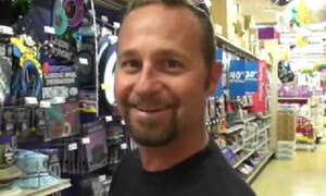 Зрелый дядька выебал толстую брюнетку на постели