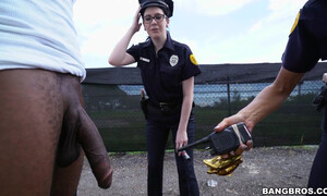 Задержанный негр трахает двух полицейских шлюх на капоте машины