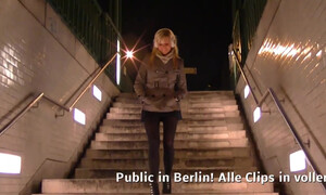 Зрелая блондинка любит сосать и давать в бритую киску