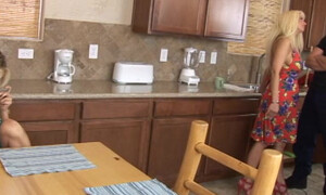 Мать ебется при дочери в позе раком