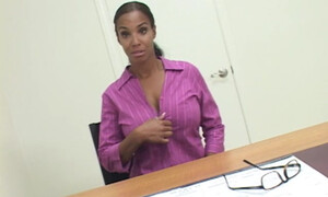 Минет секретарши и молодой девушки в офисе