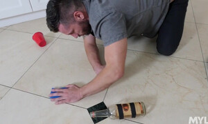 Пьяный чудик выебал на кухне свою мачеху