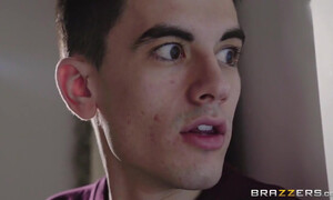 Беспардонный сын занялся любовью с мамой прямо в душе