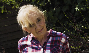 Взрослый внучок ебет бабушку на удобном диване