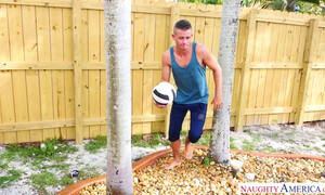 Соседский пацанчик вкусно присосался к писе хозяйки