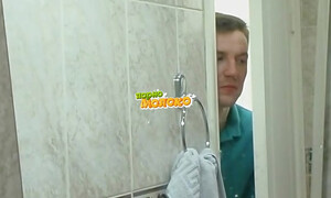 Озабоченный сын подсмотрел за голой мамой в ванной и выебал