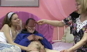 Дочка захотела увидеть хер своего пацанчика, но после прихода зрелки, она узнала как члену делать приятно