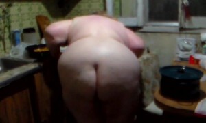 Кухонное видео жирной бабы