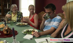 Когда в комнате останутся трое человек, они займутся еблей после трапезы