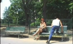 Рыжая пенсионерка сосет член и ебется с незнакомцем на хате