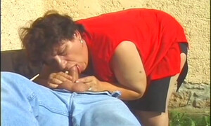 Садовник трахает толстую 65-летнюю зрелку с большими буферами на траве