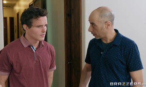 Пасынок трахает свою сисястую мачеху пока никто не видит