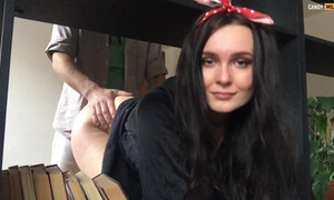 Воспользовался тем что взрослая мачеха застряла и трахнул ее в киску