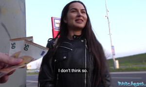 Уличный пикапер быстро уломал симпатичную милфу на еблю