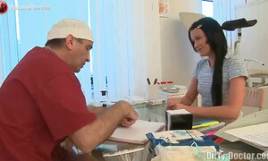 Гинеколог превысил полномочия и выебал во все дыры пациентку во время осмотра