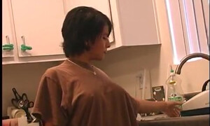 35 летняя жена соседа определенно шарит в домашнем минете